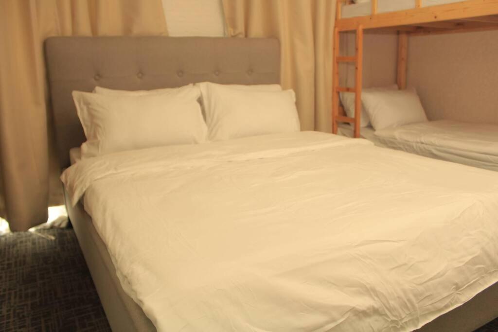 A2J Luxury 1Br Balcony Suite Near Venice Mall Bgc มะนิลา ภายนอก รูปภาพ